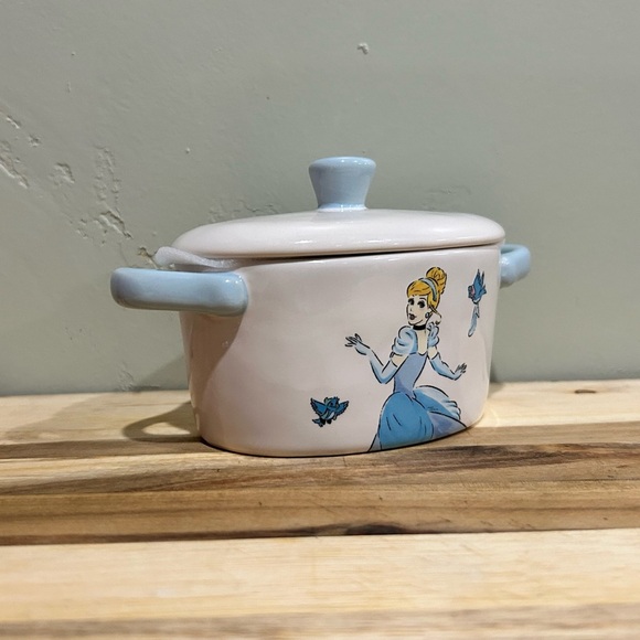 Rae Dunn Disney Princess dish featuring Cinderella. Gorgeous design. Lid. NEW! - Picture 10 of 12